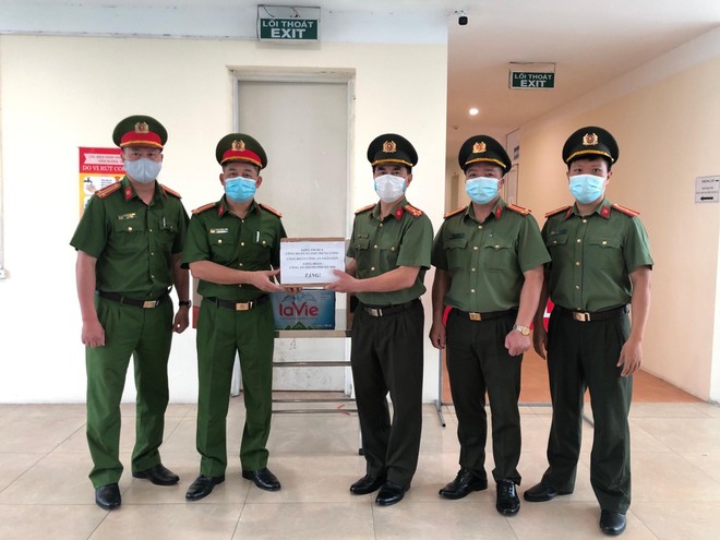 Công đoàn CATP Hà Nội thăm, động viên CBCS bảo vệ khu cách ly ảnh 1