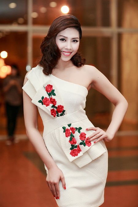 Hoa hậu biển Nguyễn Thị Loan ngọt ngào, quyến rũ ảnh 4