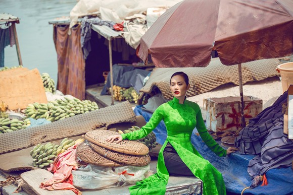 Siêu mẫu Châu Á Diệu Linh cá tính với áo dài trên chợ nổi ảnh 1