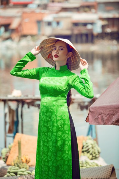 Siêu mẫu Châu Á Diệu Linh cá tính với áo dài trên chợ nổi ảnh 3