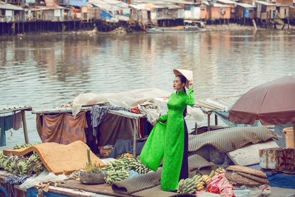 Siêu mẫu Châu Á Diệu Linh cá tính với áo dài trên chợ nổi ảnh 7