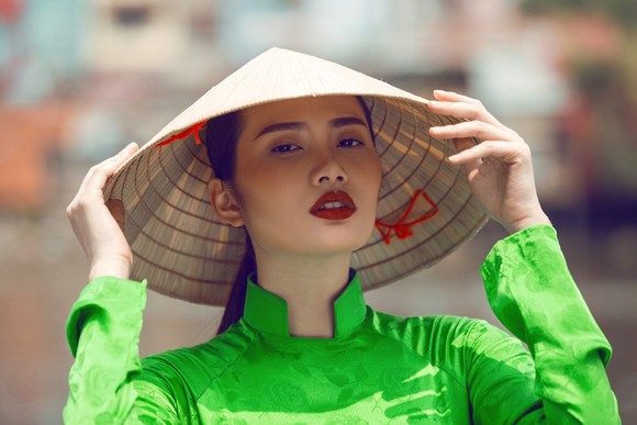 Siêu mẫu Châu Á Diệu Linh cá tính với áo dài trên chợ nổi ảnh 4
