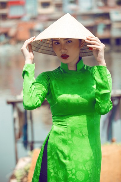 Siêu mẫu Châu Á Diệu Linh cá tính với áo dài trên chợ nổi ảnh 5
