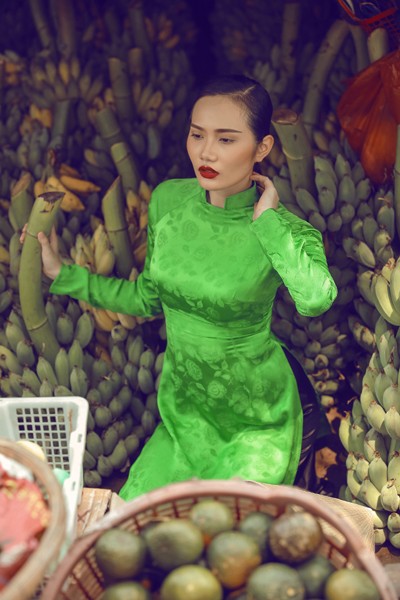 Siêu mẫu Châu Á Diệu Linh cá tính với áo dài trên chợ nổi ảnh 6