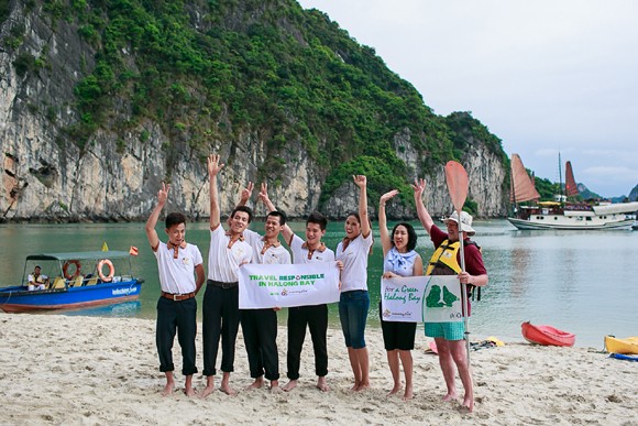 Hoa hậu biển Nguyễn Thị Loan hoạt động bảo vệ môi trường ở Vịnh Hạ Long ảnh 1