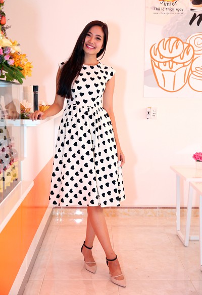 Hoa hậu biển Ninh Hoàng Ngân đẹp giản dị cùng váy xoè ảnh 1