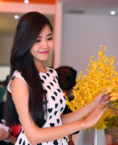 Hoa hậu biển Ninh Hoàng Ngân đẹp giản dị cùng váy xoè ảnh 5
