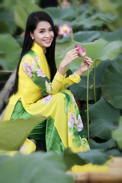 Miss U-League Nguyễn Thảo Anh duyên dáng cùng Quốc hoa ảnh 1
