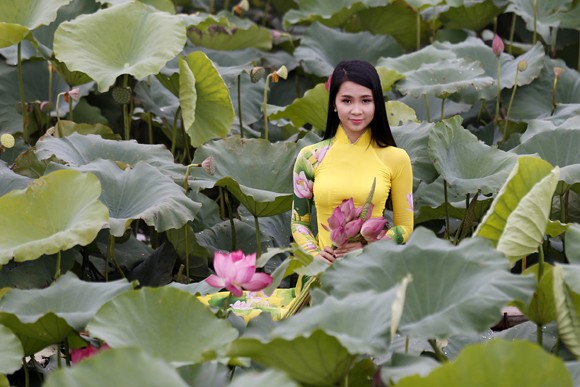Miss U-League Nguyễn Thảo Anh duyên dáng cùng Quốc hoa ảnh 5