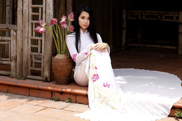 Miss U-League Nguyễn Thảo Anh duyên dáng cùng Quốc hoa ảnh 8