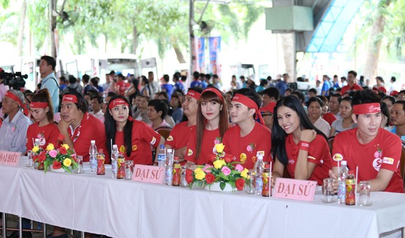 Hoa hậu Biển Nguyễn Thị Loan đi vận động hiến máu nhân đạo ảnh 1