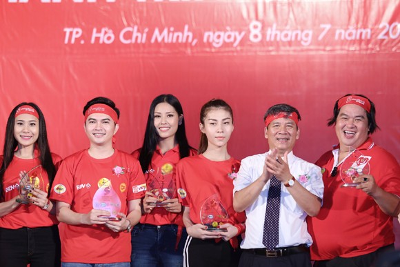 Hoa hậu Biển Nguyễn Thị Loan đi vận động hiến máu nhân đạo ảnh 4