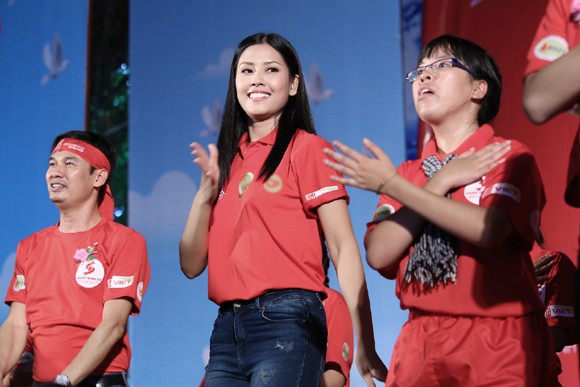Hoa hậu Biển Nguyễn Thị Loan đi vận động hiến máu nhân đạo ảnh 6