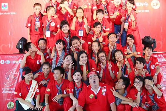 Hoa hậu Biển Nguyễn Thị Loan đi vận động hiến máu nhân đạo ảnh 8
