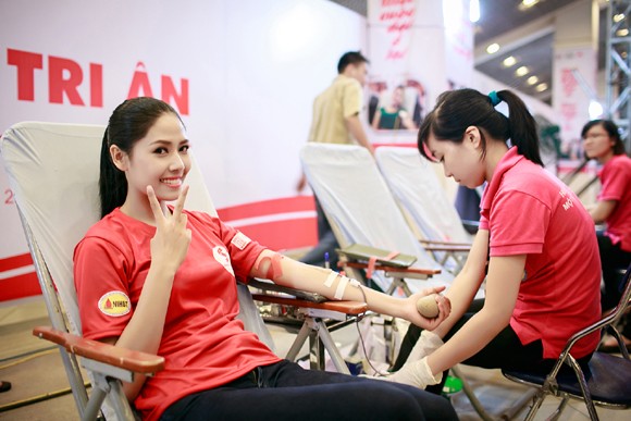 Hoa hậu biển Nguyễn Thị Loan "tươi rói" đi hiến máu nhân đạo ảnh 3