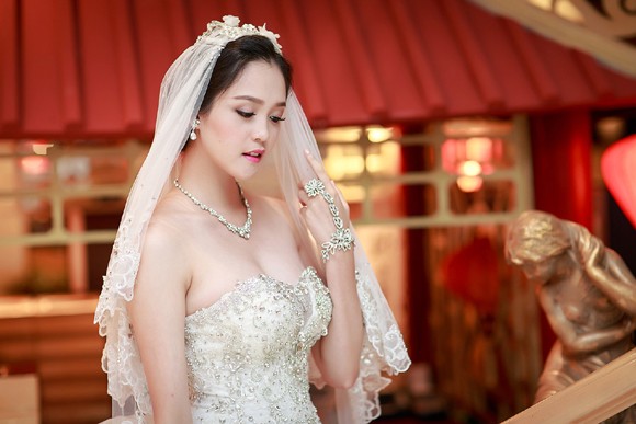 Á hậu Hoàng Anh làm vedette diện váy cưới lộng lẫy ảnh 7