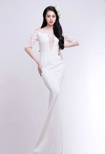 Á hậu Linh Chi diện váy xẻ sâu khoe vòng 1 trắng ngần ảnh 1