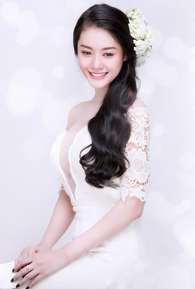 Á hậu Linh Chi diện váy xẻ sâu khoe vòng 1 trắng ngần ảnh 2