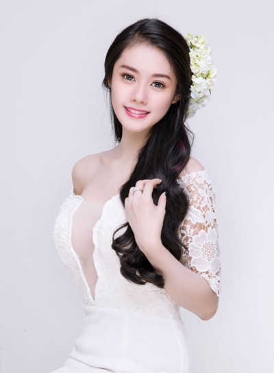 Á hậu Linh Chi diện váy xẻ sâu khoe vòng 1 trắng ngần ảnh 3