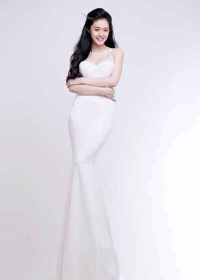 Á hậu Linh Chi diện váy xẻ sâu khoe vòng 1 trắng ngần ảnh 5