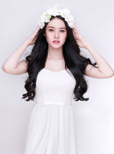 Á hậu Linh Chi diện váy xẻ sâu khoe vòng 1 trắng ngần ảnh 7