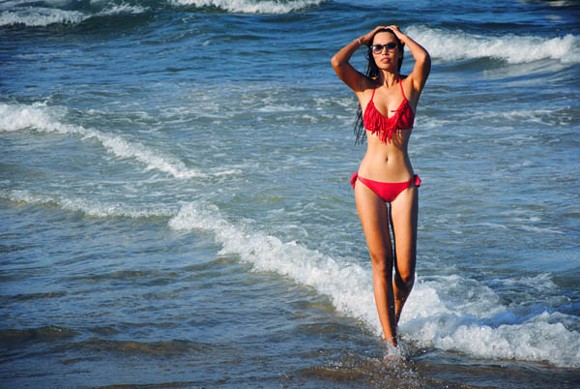 "Bỏng mắt" ngắm siêu mẫu Hà Anh diện bikini đỏ chói ảnh 1