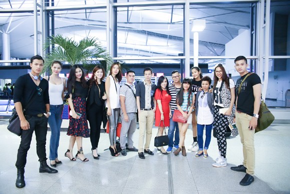 Dàn Hoa hậu và người mẫu Việt hội ngộ sân bay lên đường sang Ý ảnh 10