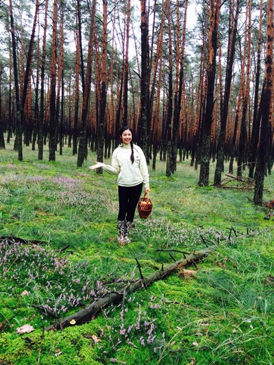 Theo chân Hoa hậu Ngọc Hân đi hái nấm tại rừng Carpat - Slovakia ảnh 3