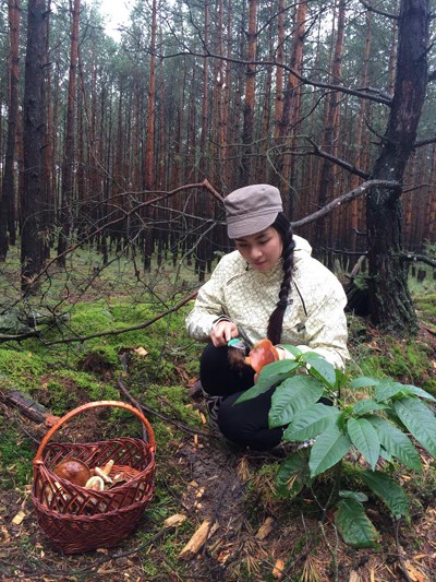 Theo chân Hoa hậu Ngọc Hân đi hái nấm tại rừng Carpat - Slovakia ảnh 5