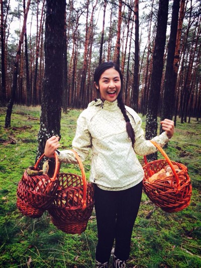 Theo chân Hoa hậu Ngọc Hân đi hái nấm tại rừng Carpat - Slovakia ảnh 13