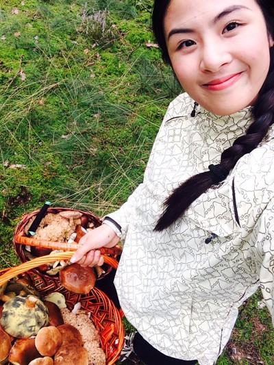 Theo chân Hoa hậu Ngọc Hân đi hái nấm tại rừng Carpat - Slovakia ảnh 14