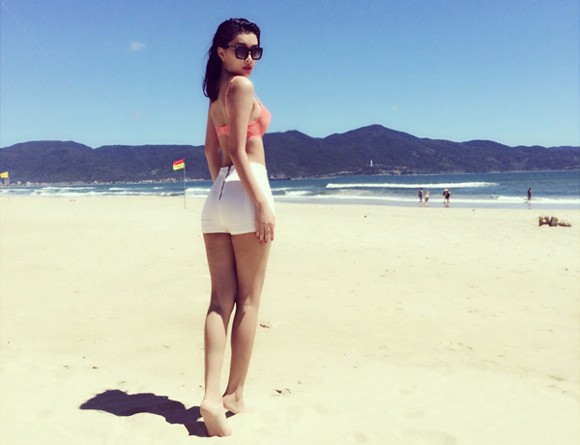 “Siêu vòng 3” Lan Hương diện bikini khoe đường cong quyến rũ ảnh 1