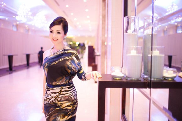 Hoa hậu Giáng My khoe lưng trần trắng nõn kiêu sa ảnh 4