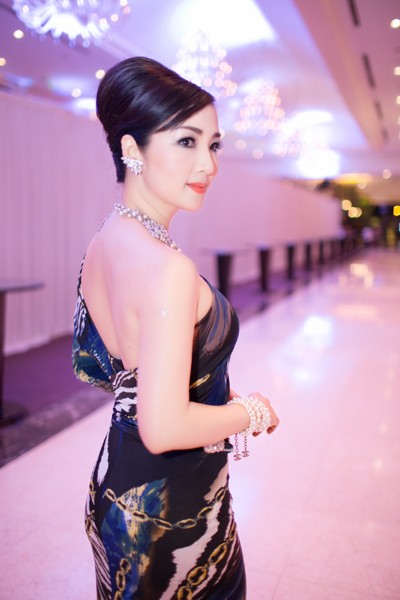 Hoa hậu Giáng My khoe lưng trần trắng nõn kiêu sa ảnh 5