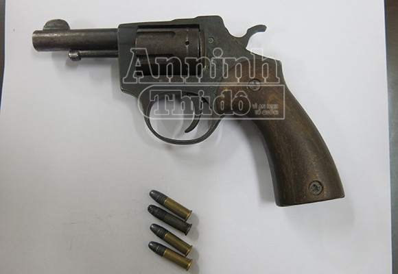 Mang súng colt theo người, sẵn sàng… “chiến” ảnh 2