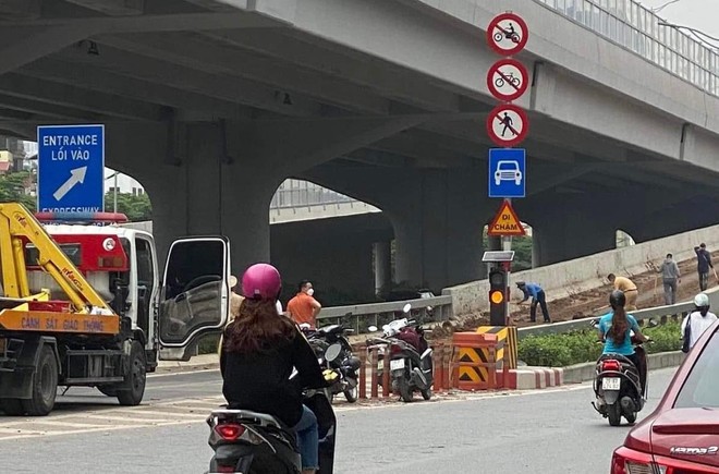  Cảnh sát giao thông Hà Nội truy tìm lái xe tải làm đổ bùn đất ngập đường Phạm Văn Đồng ảnh 1