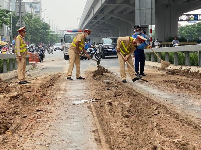  Cảnh sát giao thông Hà Nội truy tìm lái xe tải làm đổ bùn đất ngập đường Phạm Văn Đồng ảnh 2
