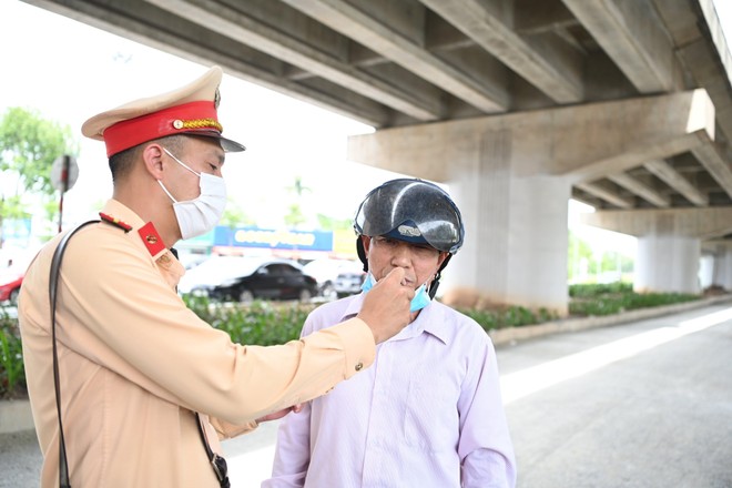 Bi hài chuyện xử lý vi phạm nồng độ cồn của Cảnh sát giao thông Hà Nội ảnh 1