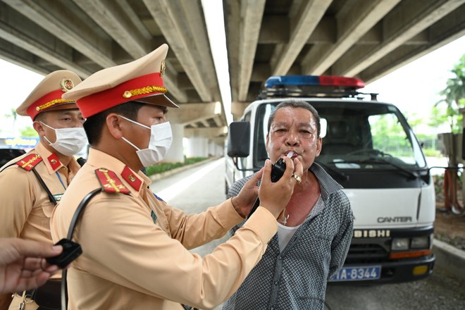 Bi hài chuyện xử lý vi phạm nồng độ cồn của Cảnh sát giao thông Hà Nội ảnh 2