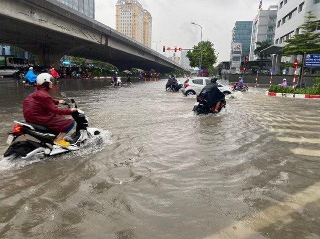 Cảnh sát giao thông Thủ đô dầm mưa lớn, phân luồng giao thông ảnh 3