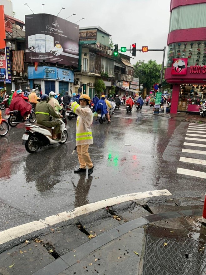 Cảnh sát giao thông Thủ đô dầm mưa lớn, phân luồng giao thông ảnh 2