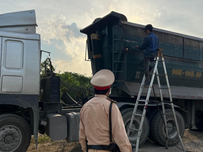 'Rải quân' dọc tuyến Quốc lộ chặn xe 'hổ vồ' vi phạm an toàn giao thông ảnh 3