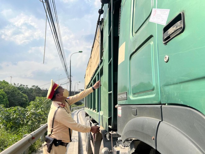 'Rải quân' dọc tuyến Quốc lộ chặn xe 'hổ vồ' vi phạm an toàn giao thông ảnh 2