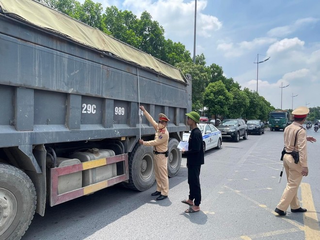 'Rải quân' dọc tuyến Quốc lộ chặn xe 'hổ vồ' vi phạm an toàn giao thông ảnh 4