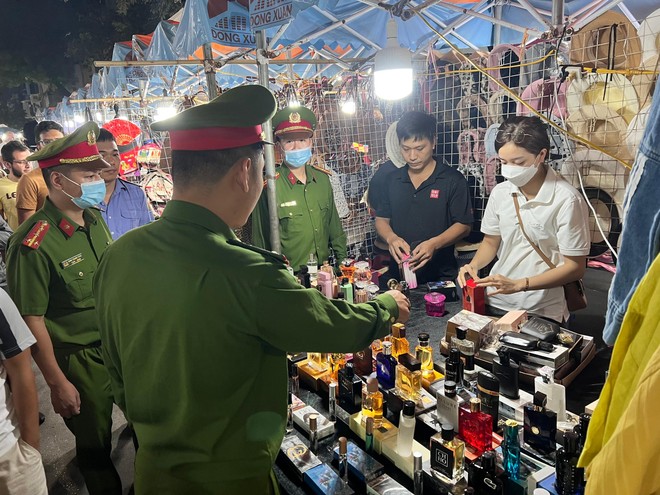  Hà Nội: Thu giữ cả trăm chai nước hoa 'hàng hiệu' bày bán công khai tại chợ đêm phố cổ ảnh 1